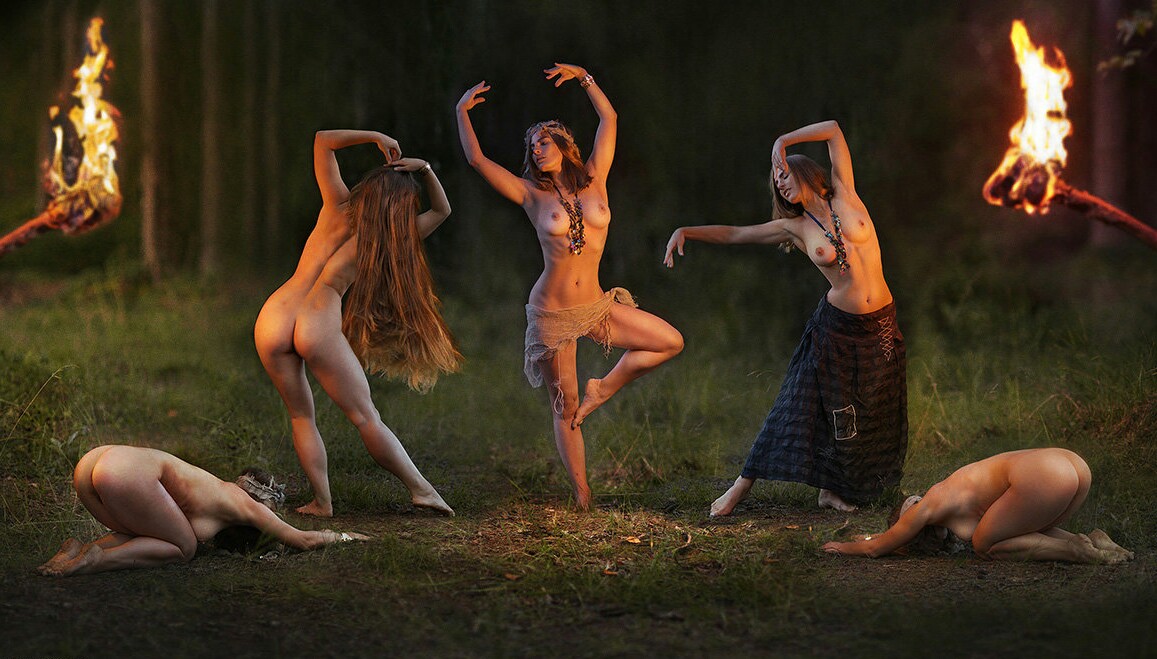 Трое голых танцующих девушек 67 фото