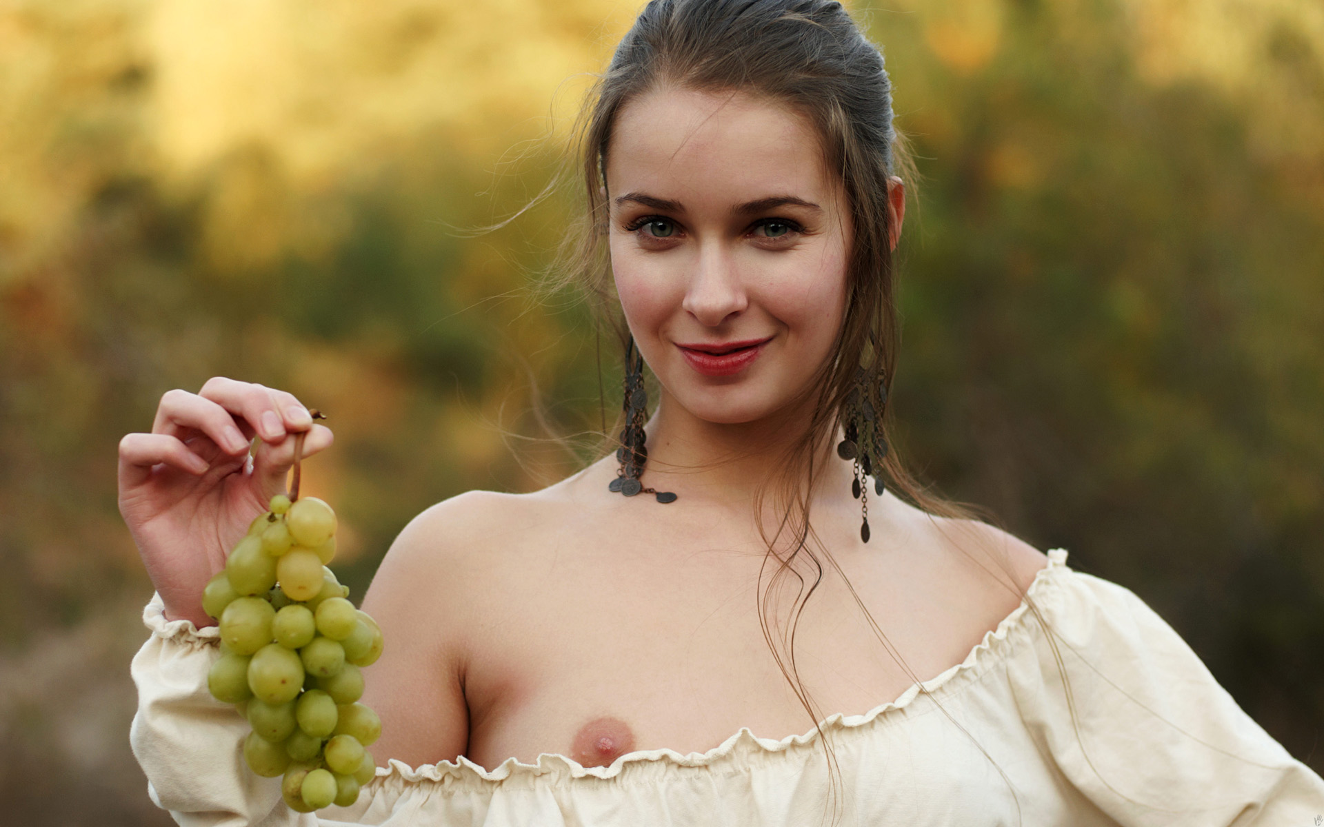 Голая Ева с виноградом