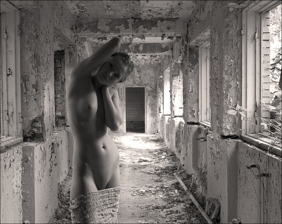 Девушка голая на заброшенной стройке фото