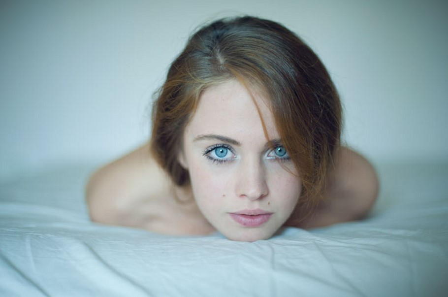 Длинноногая Миранна с голубыми глазами