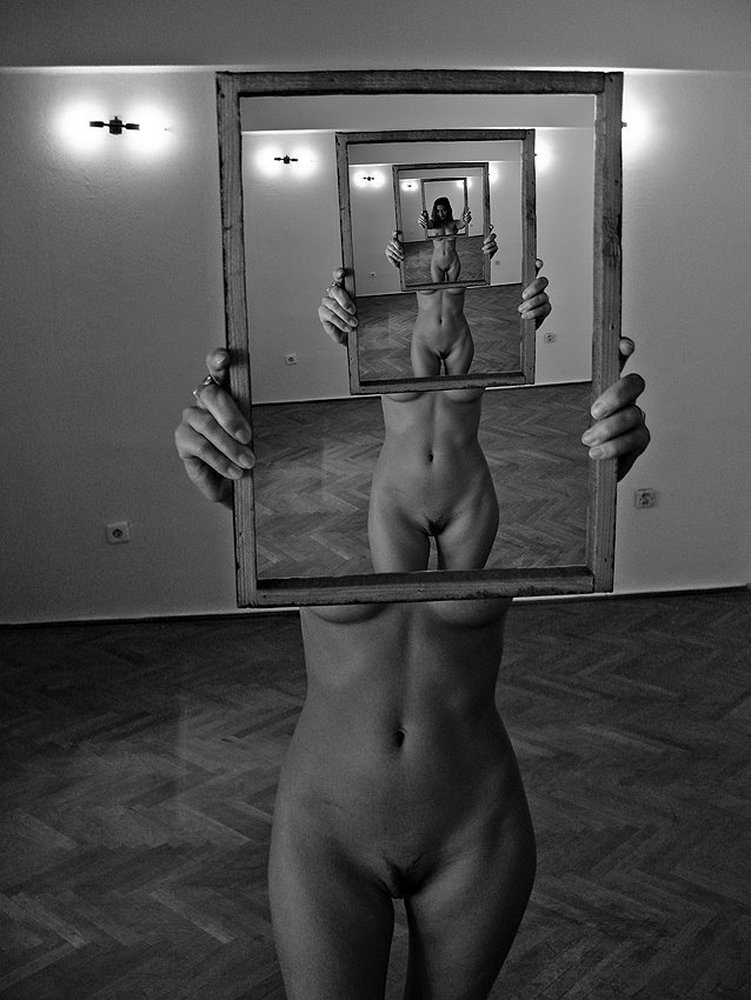 Шикарные тела девушек отражаются в зеркале - порно фото
