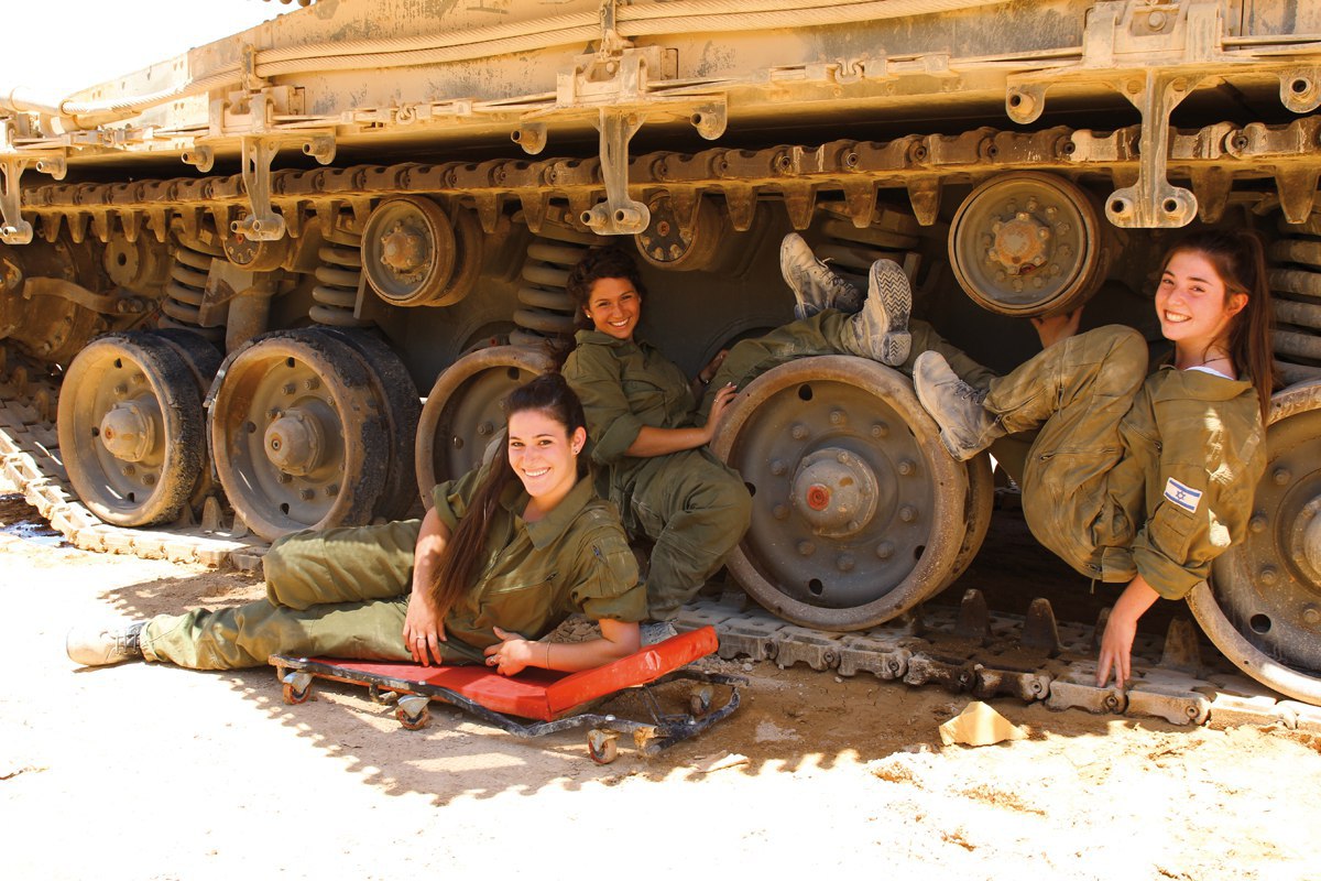 1200x800, 230 Kb / девушки, танк, израиль, меркава