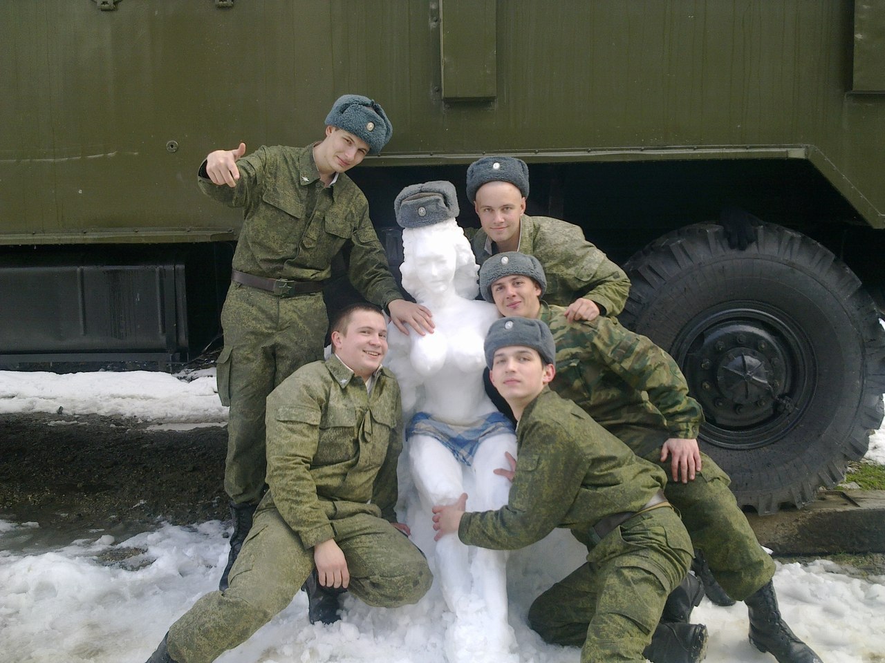 1280x960, 239 Kb / солдаты, армия, ушанка, снеговик, скульптура