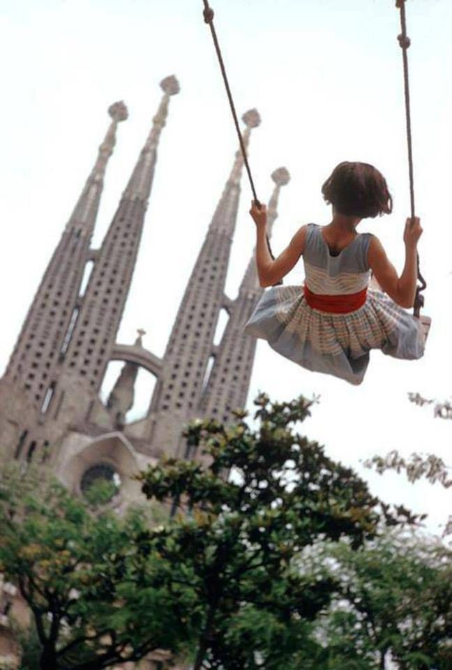 648x960, 66 Kb / девочка, качели, деревья, Sagrada Familia, Барселона