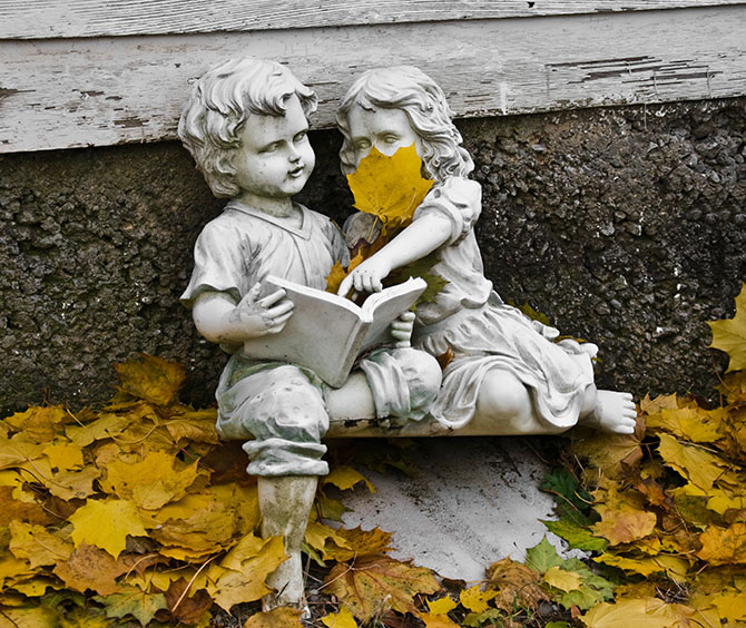 670x564, 159 Kb / скульптура, мальчик, девочка, книга, листья