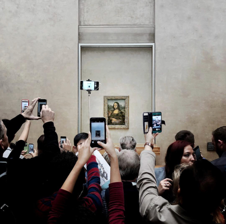 750x745, 425 Kb / Мона Лиза, лувр, туристы, смартфон