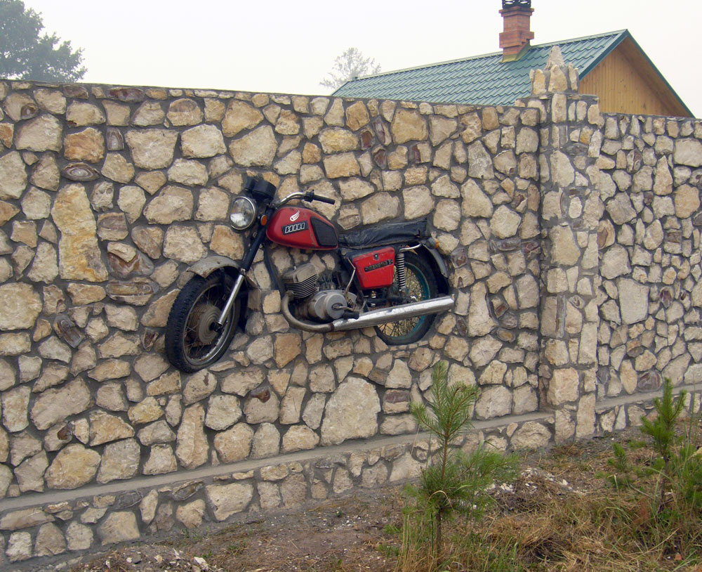 1000x814, 259 Kb / Мотоцикл, стена, камни, иж, замурован, забор