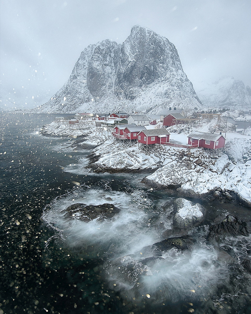819x1024, 458 Kb / Норвегия, дома, скала, гора, море, лед, снег, сваи