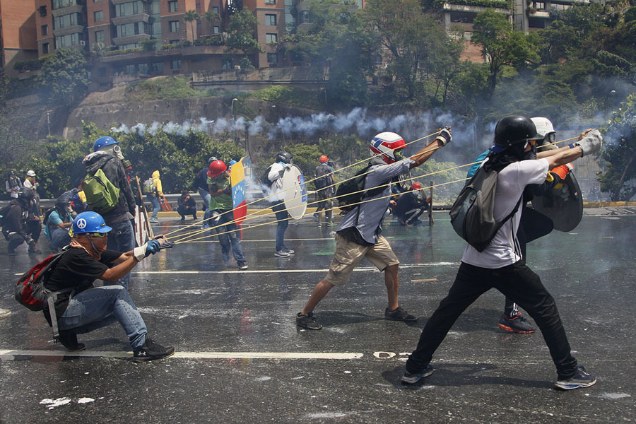 900x600, 205 Kb / рогатка, демонстрация, венесуэла