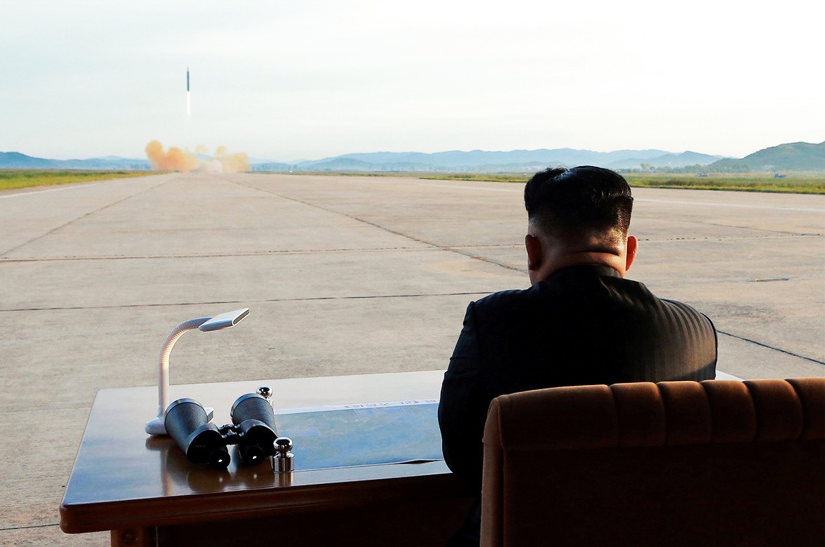 1200x797, 131 Kb / Северная Корея, Ким Чен Ын, ракета, пуск, сидит, стол, бинокль