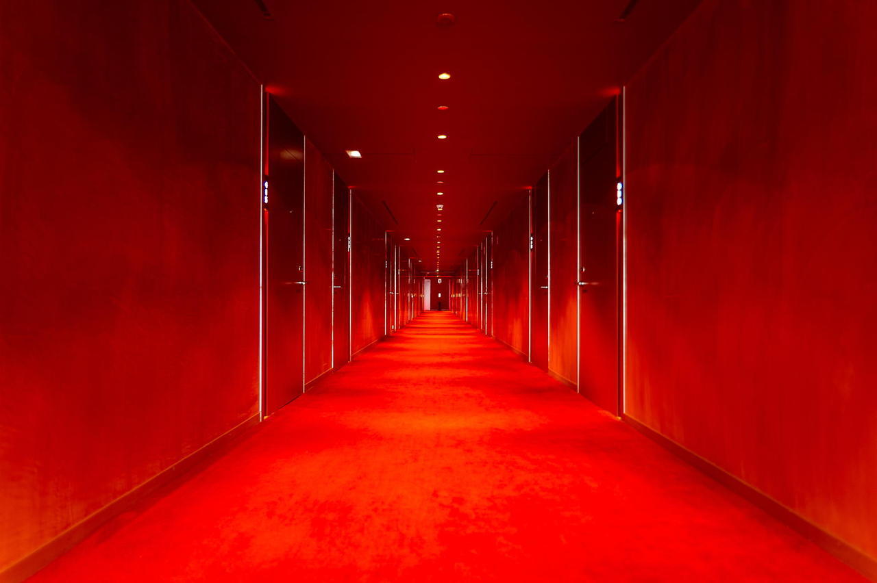 1280x852, 65 Kb / коридор, двери, красное