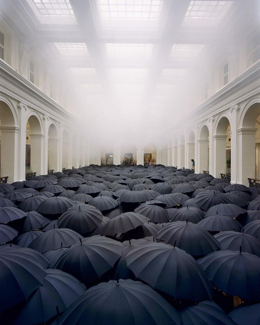 1080x1349, 100 Kb / черные, зонты, туман, арка