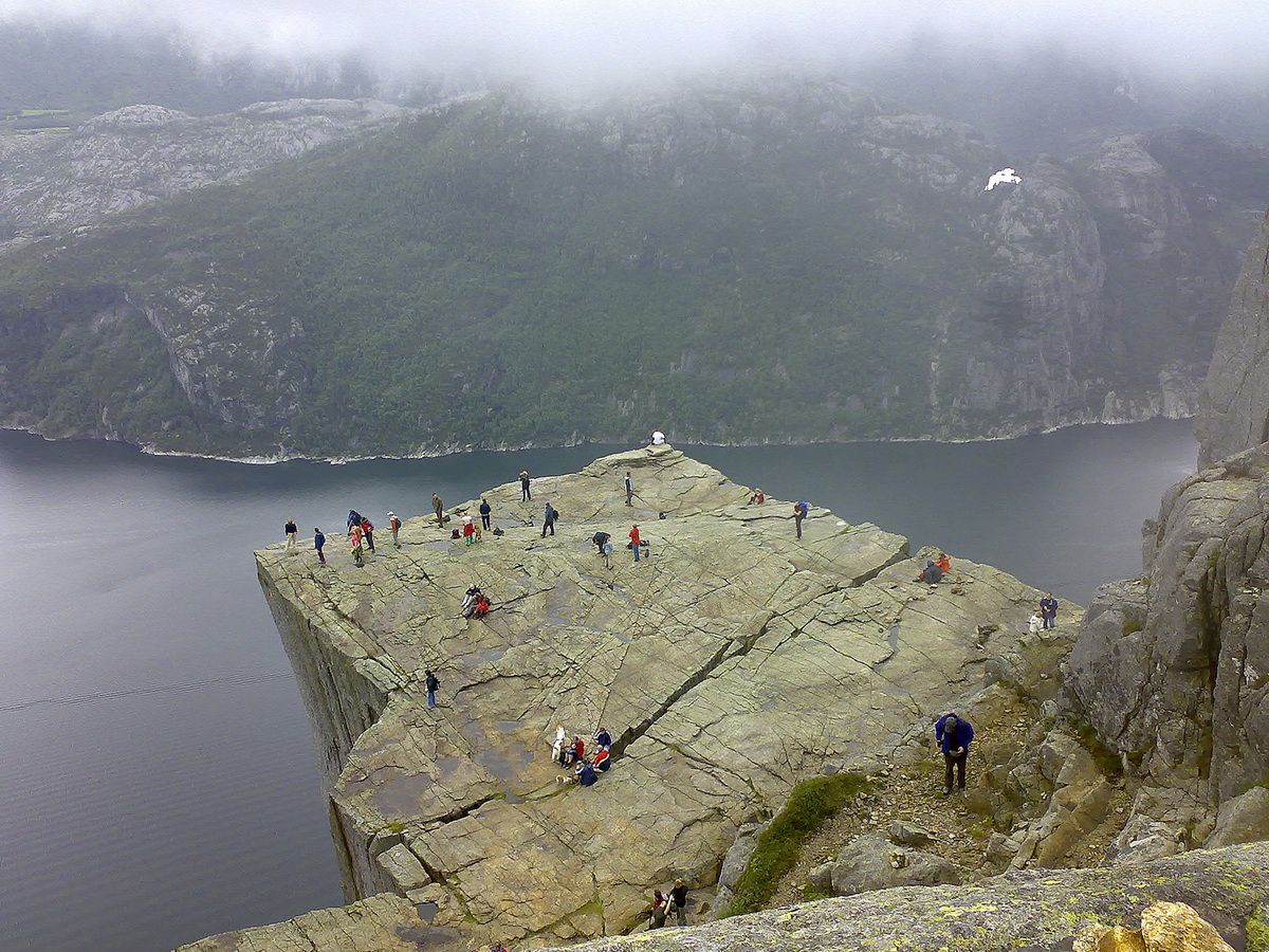 1200x900, 511 Kb / обрыв, вершина скалы, Прейкстолен, Норвегия, река