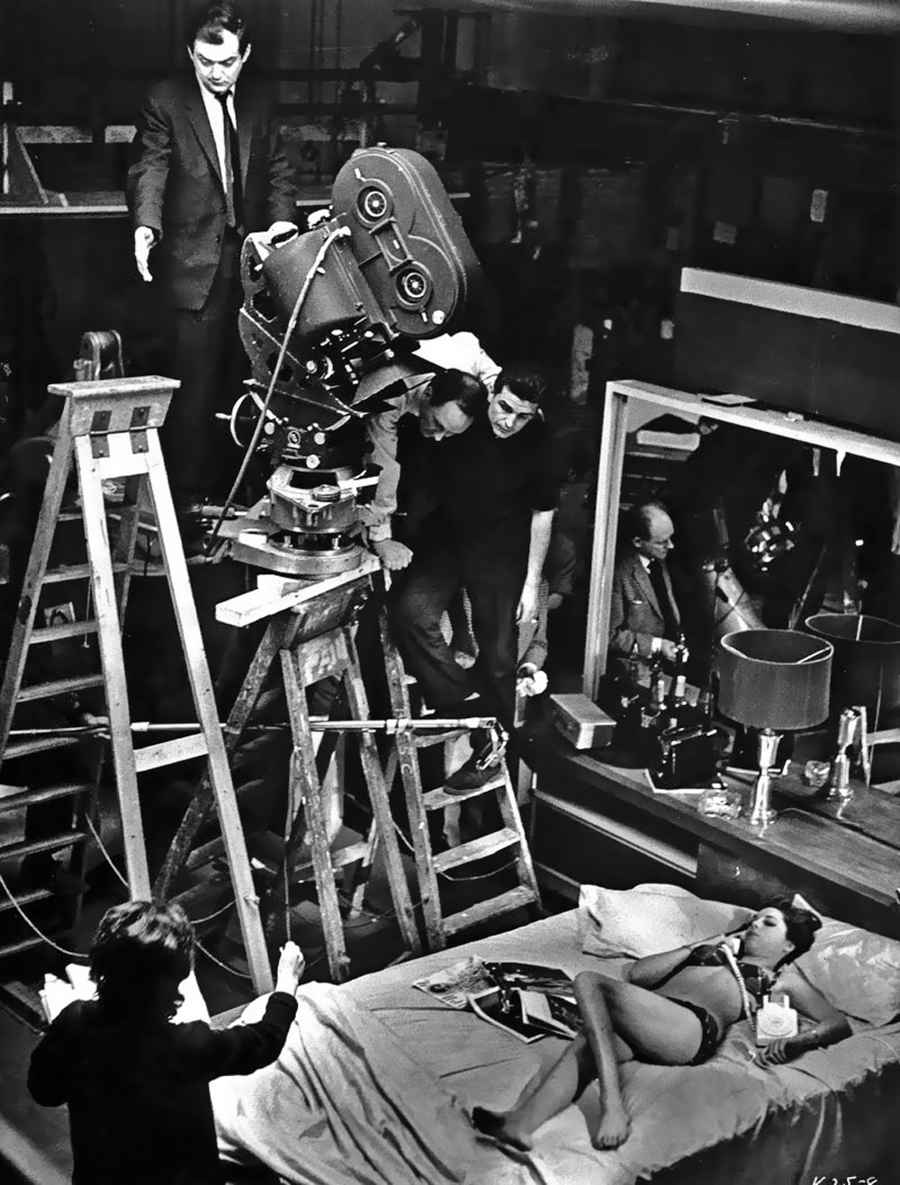 1000x1317, 226 Kb / девка, телефон, камера, стремянка, съёмки, ч/б, DR. STRANGELOVE, 1964