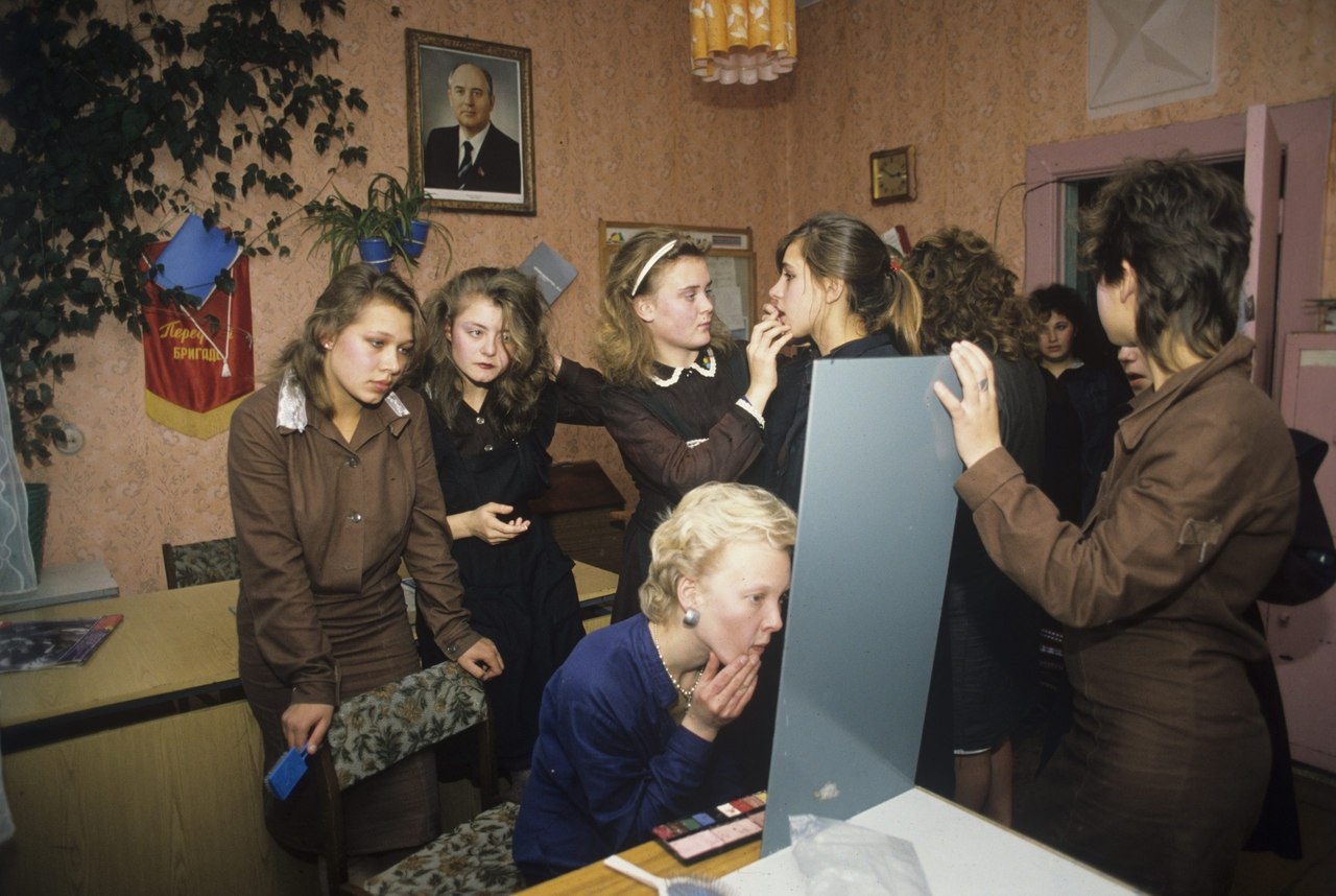 1280x858, 256 Kb / девушки, конкурс, СССР, колония, зеркало, Горбачев, портрет, форма