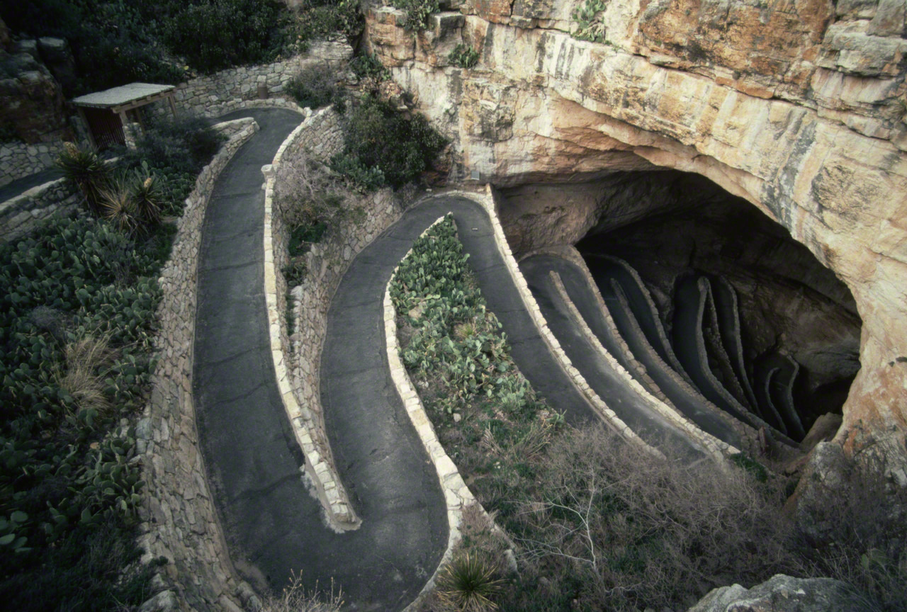 1280x864, 403 Kb / гора, пещера, вход в пещеру, тропинка, целая дорога с искусственными стенами