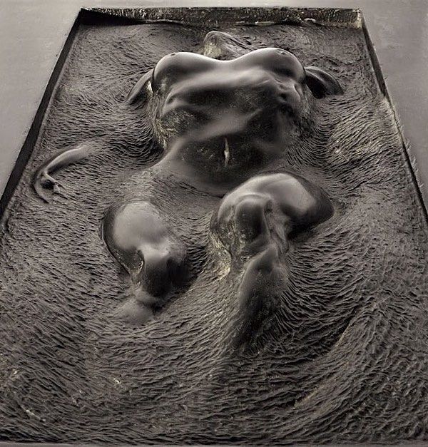 600x627, 105 Kb / скульптура, женщина, женское тело, вода, лежит