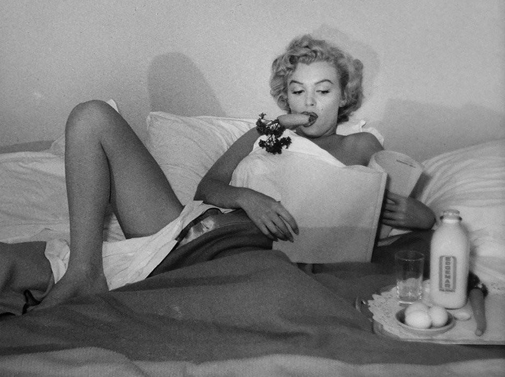 1024x765, 108 Kb / Marilyn Monroe, Мэрилин Монро, постель, кровать, морковка, завтрак, молоко, яйца, стакан, ч/б