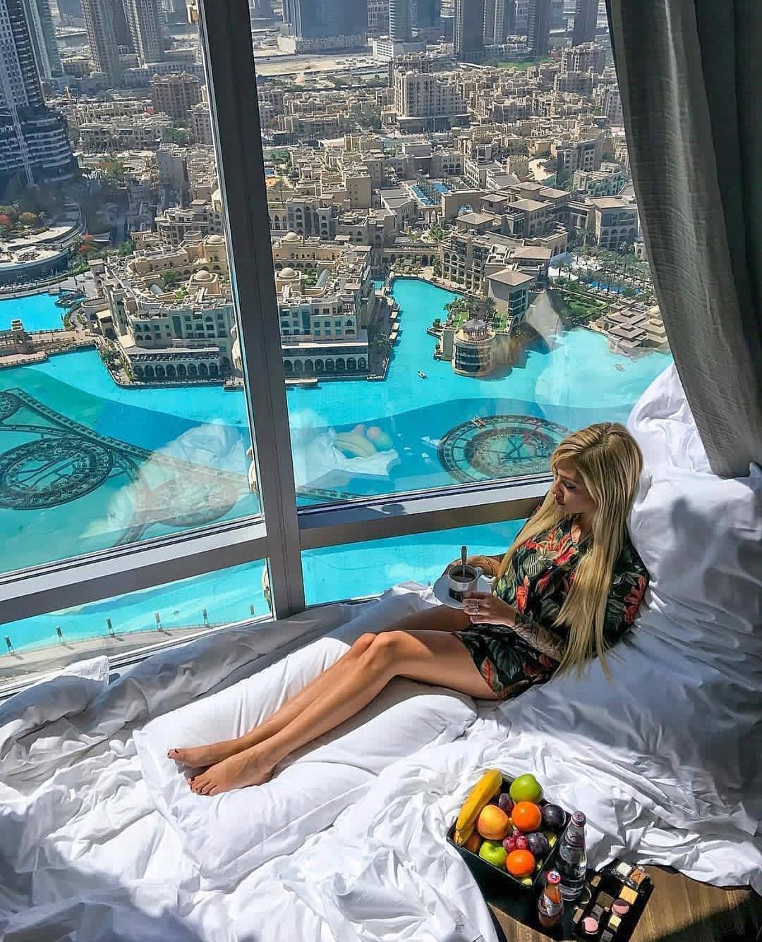1080x1336, 252 Kb / женщина, постель, фрукты, вид из окна, окно, город, Дубаи, здания, бассейны