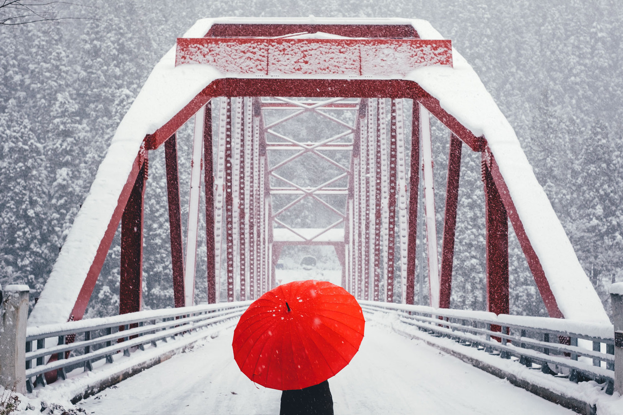 1280x853, 416 Kb / япония, снег, мост, зонт, красный, зима
