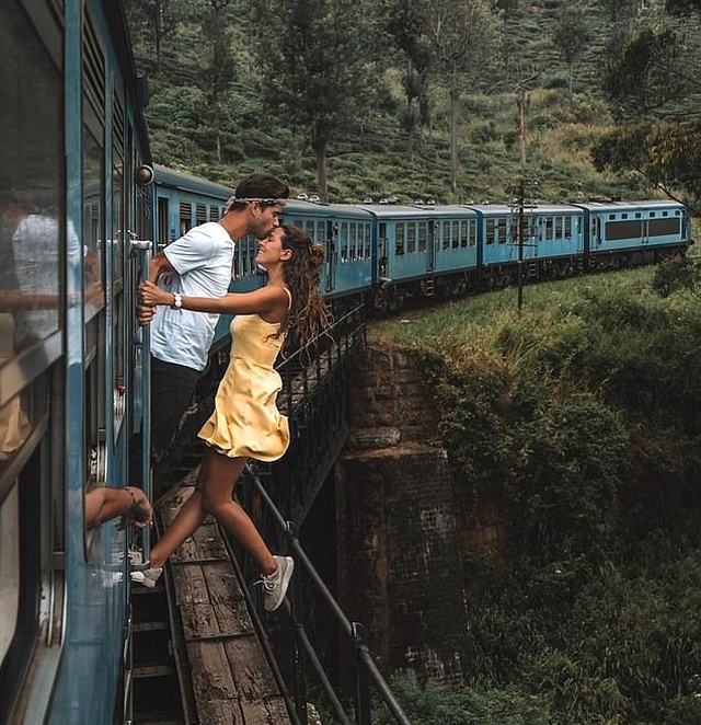 640x662, 193 Kb / поезд, мост, пара, мужчина, девушка, лес, вагоны, платье, поцелуй