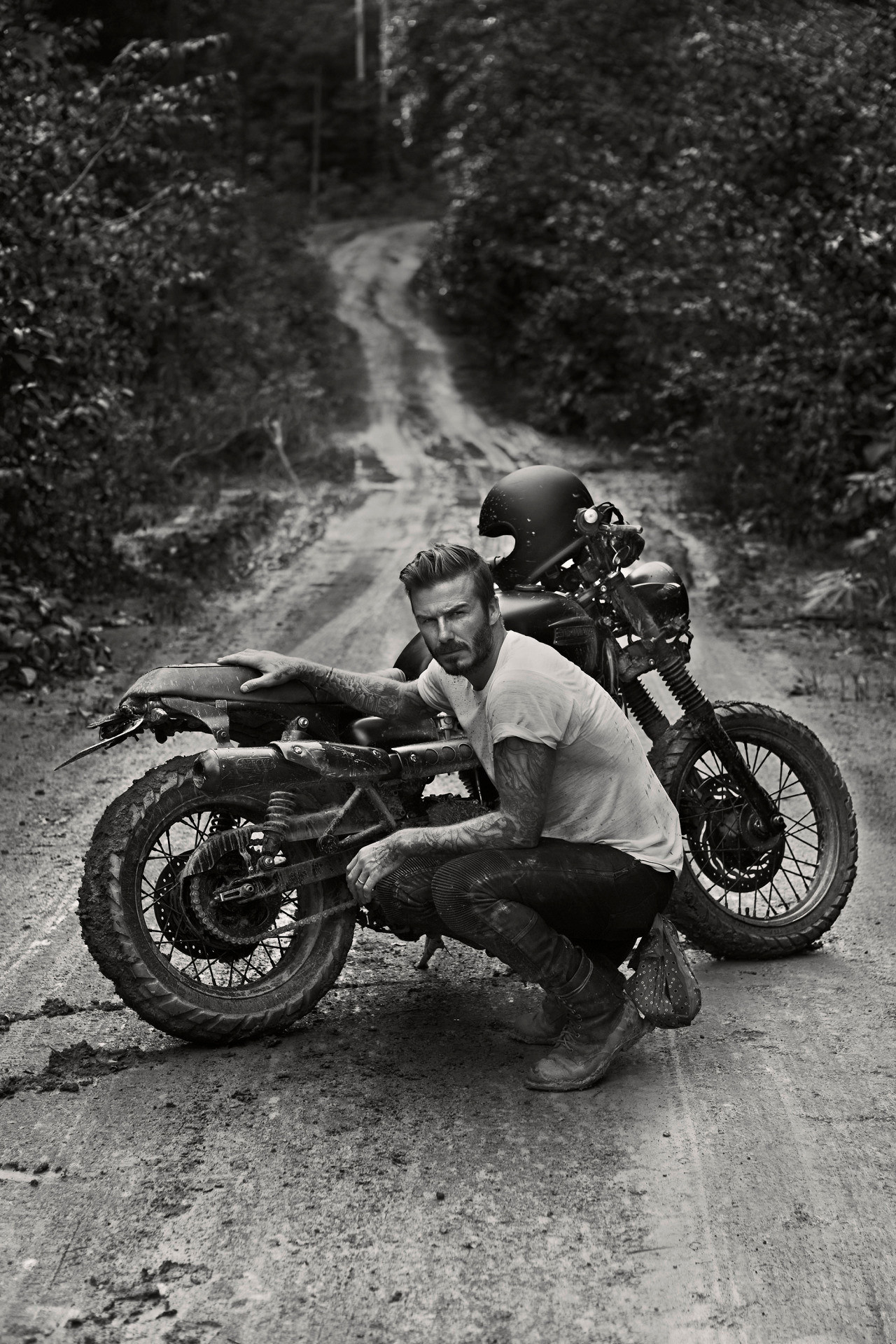 1280x1919, 626 Kb / ч/б, Дэвид Бекхэм, мотоцикл, грязь, дорога, тату, шлем, майка, Beckham