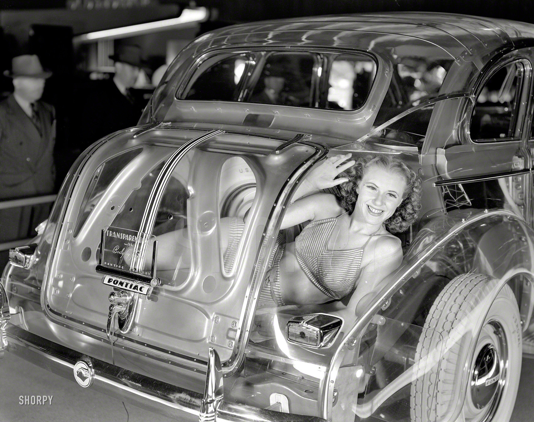 1700x1344, 602 Kb / прозрачный, седан, выставка, понтиак, автомобиль, багажник, Сан-Франциско, США, 1940, плексиглас, девушка, ч/б, блондинка, улыбка, колесо