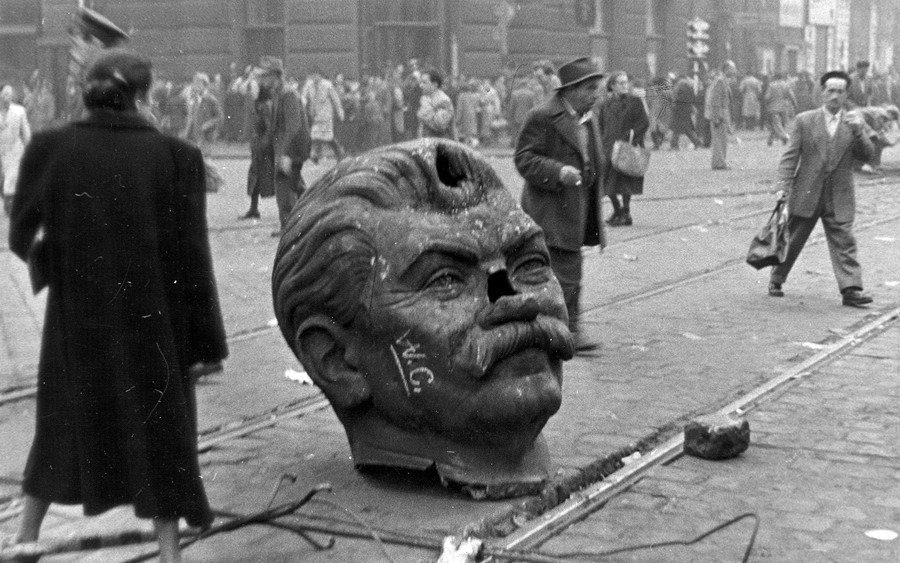 900x563, 135 Kb / голова, статуя, Сталин, Будапешт, венгры, революция, декапитация, ч/б