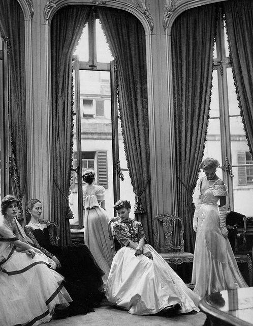 498x640, 68 Kb / ч/б, Vogue, 1948, платья, дамы, зал