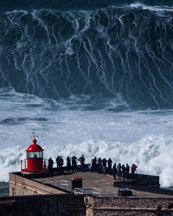 564x705, 100 Kb / волна, шторм, маяк, пирс, океан, серфинг, серфер, Назаре, Португалия