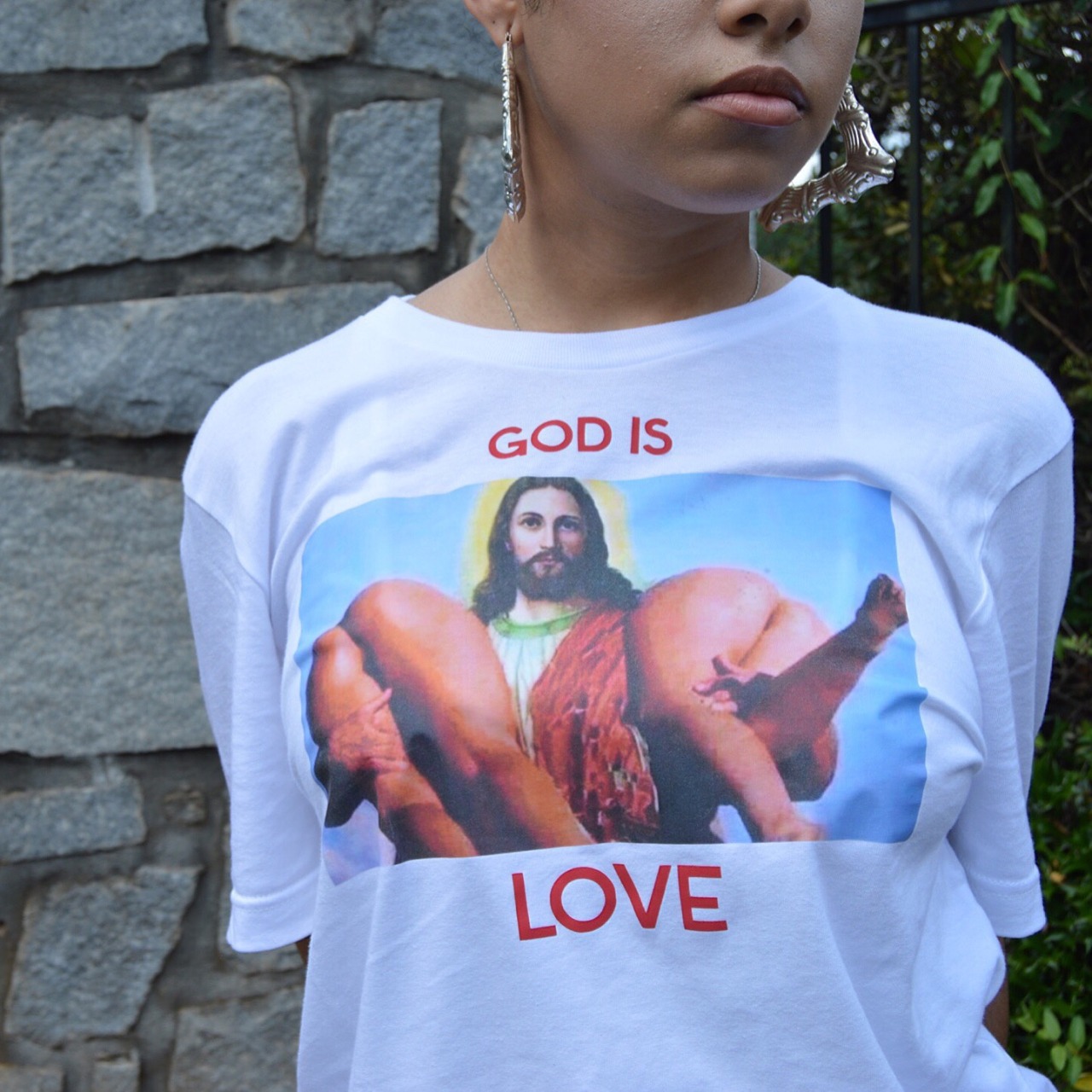 1280x1280, 299 Kb / девка, футболка, иисус, god is love