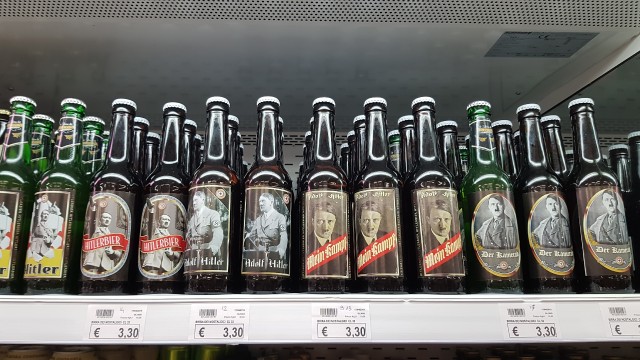 640x360, 86 Kb / пиво, Гитлер, Италия, полка, бутылка, магазин