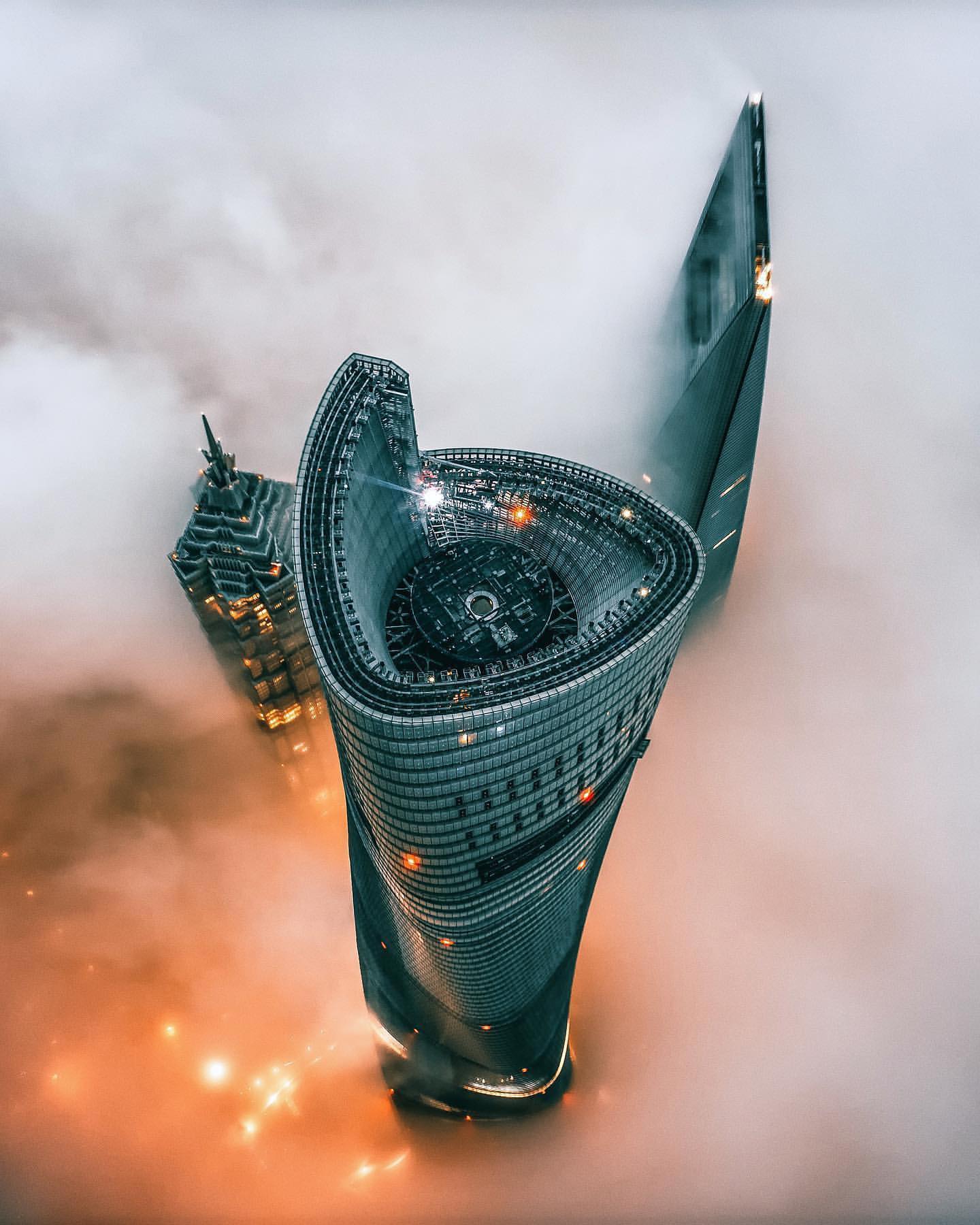 1440x1800, 176 Kb / облака, туман, высота, здание, небоскрёб, архитектура, огни, Шанхай