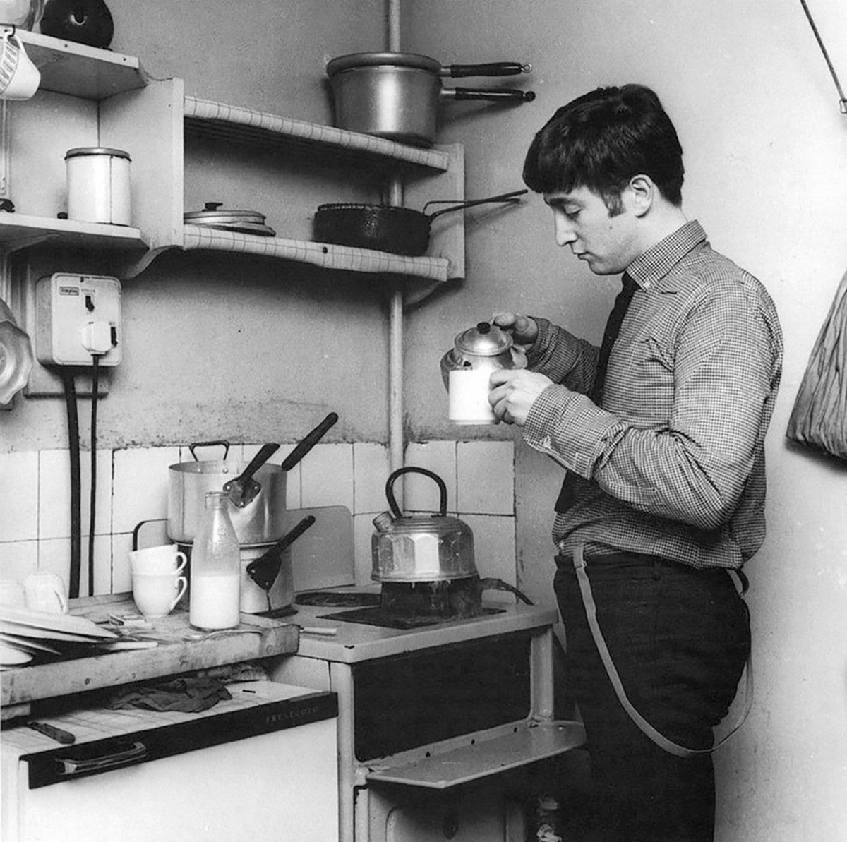 Джон Леннон заваривает чай на кухне пола Маккартни