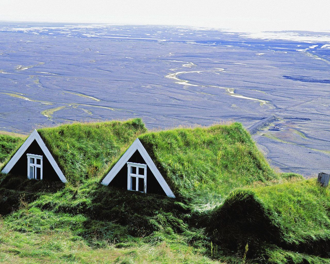 1280x1024, 315 Kb / трава, равнина, домики, крыши, скандинавия