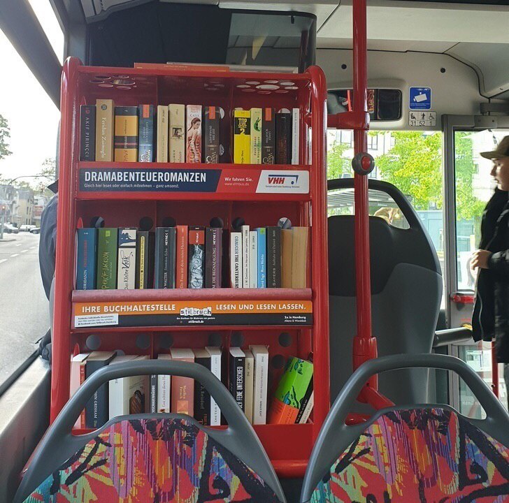 728x720, 139 Kb / Автобус, книги, полки