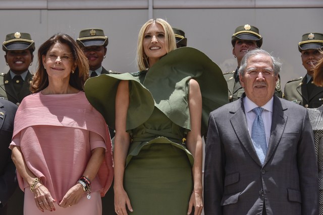 640x427, 57 Kb / платье, ветер, Иванка, Трамп, Богота, Колумбия, президент, фотосессия