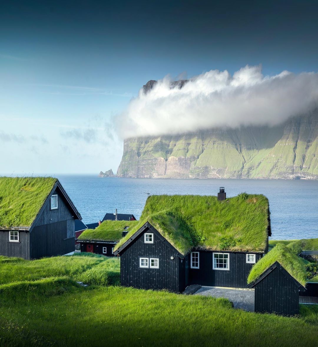 1080x1180, 204 Kb / фарерские острова, дома, облака, гора, трава, крыши