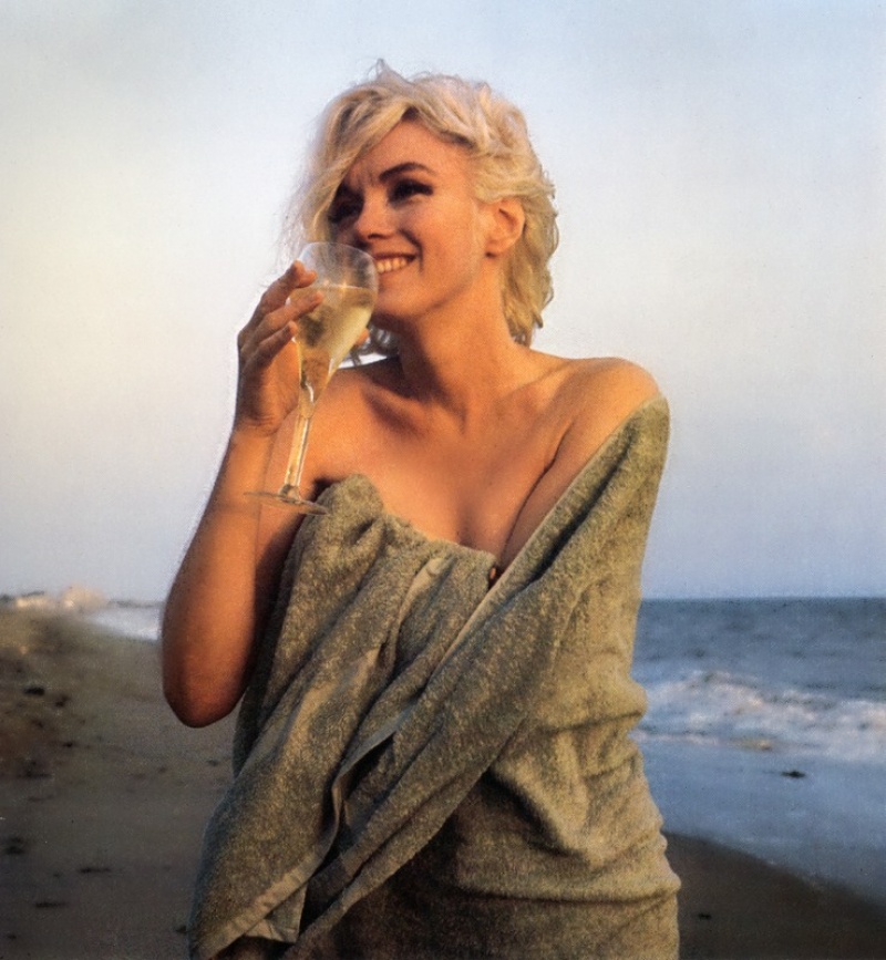 800x867, 194 Kb / Marilyn Monroe, Мэрилин Монро, бокал, пляж, полотенце, вино, улыбка