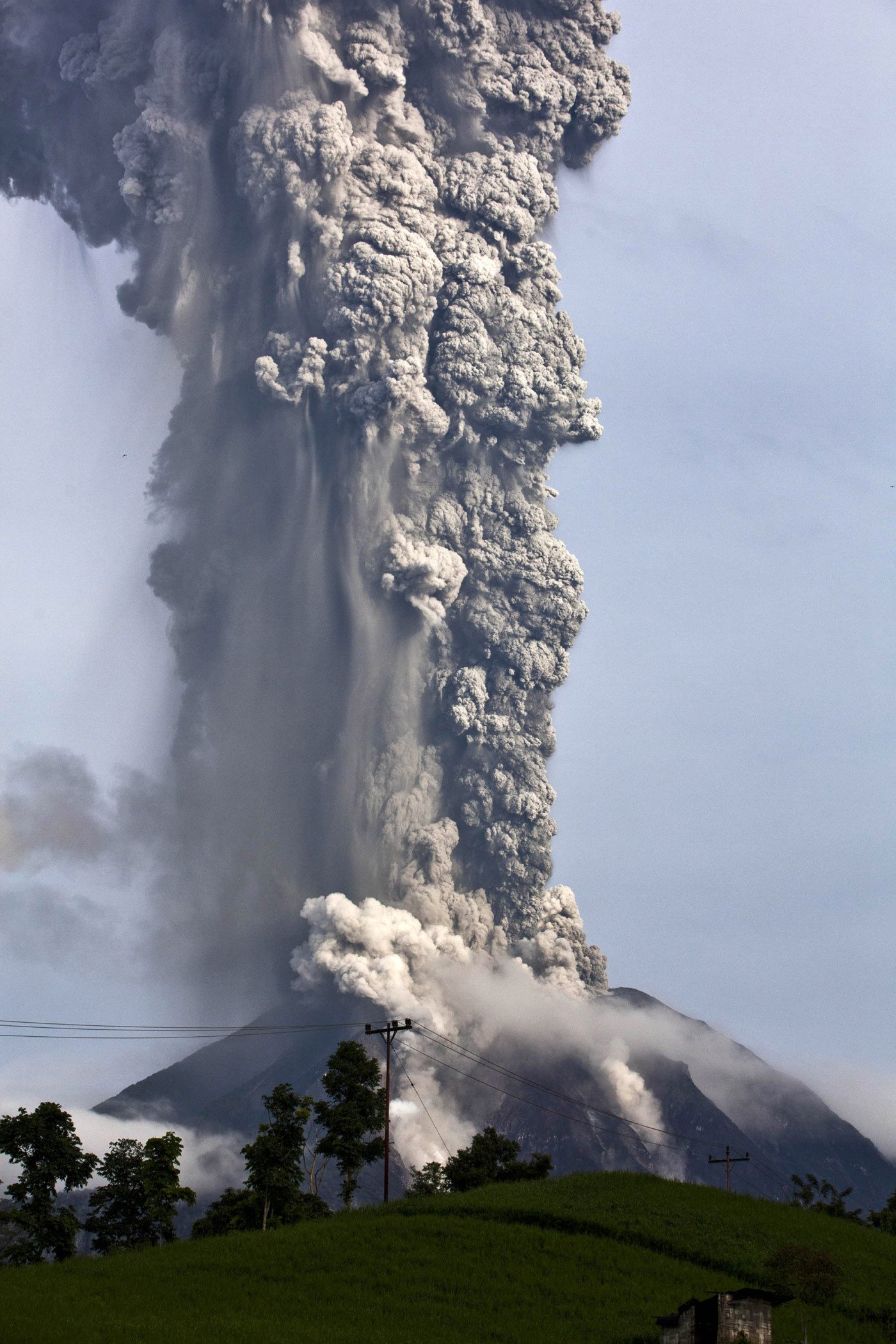 1400x2100, 514 Kb / вулкан, пепел, зелень, извержение