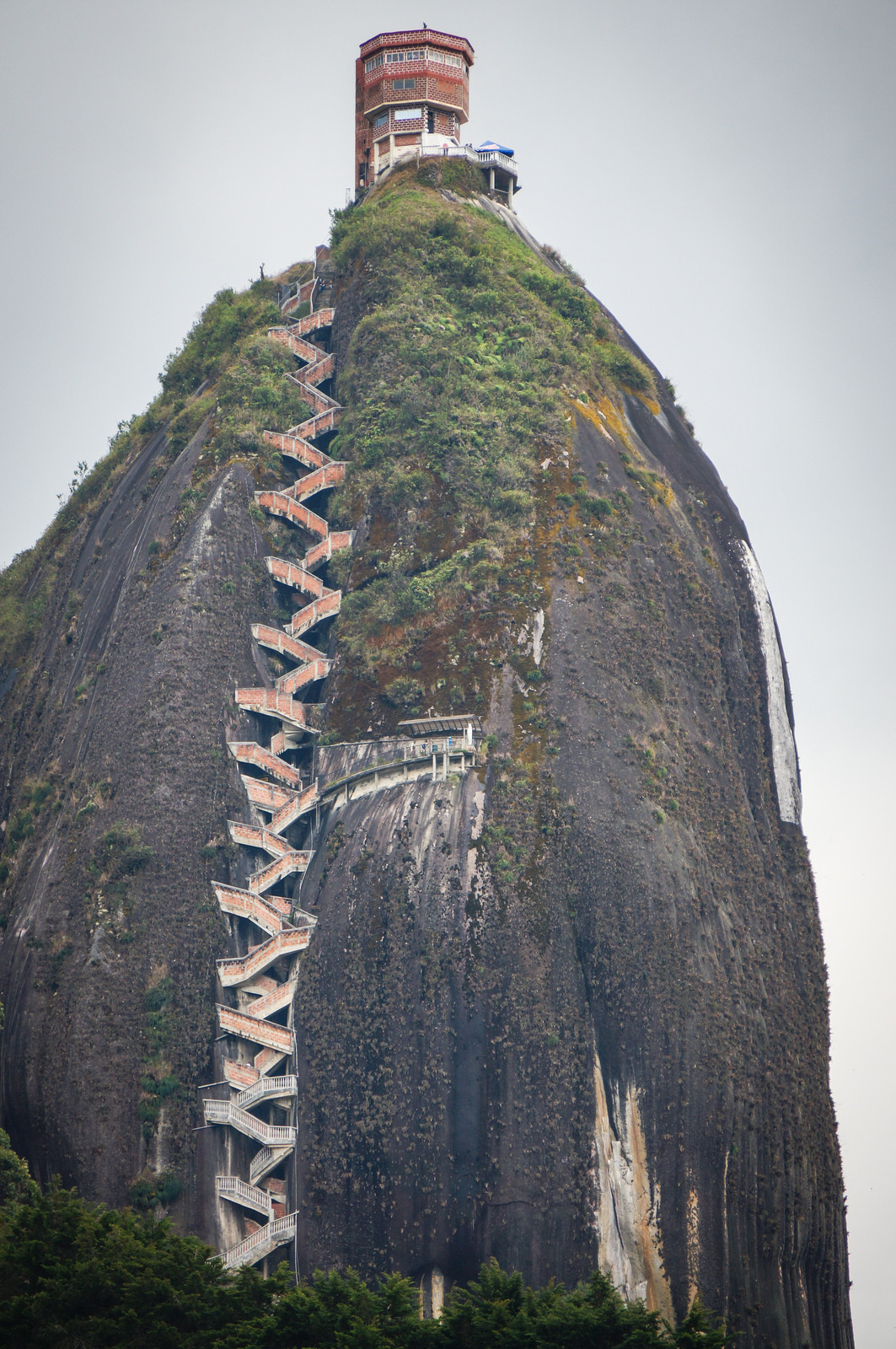 1063x1600, 590 Kb / лестница, гора, Колумбия, скала