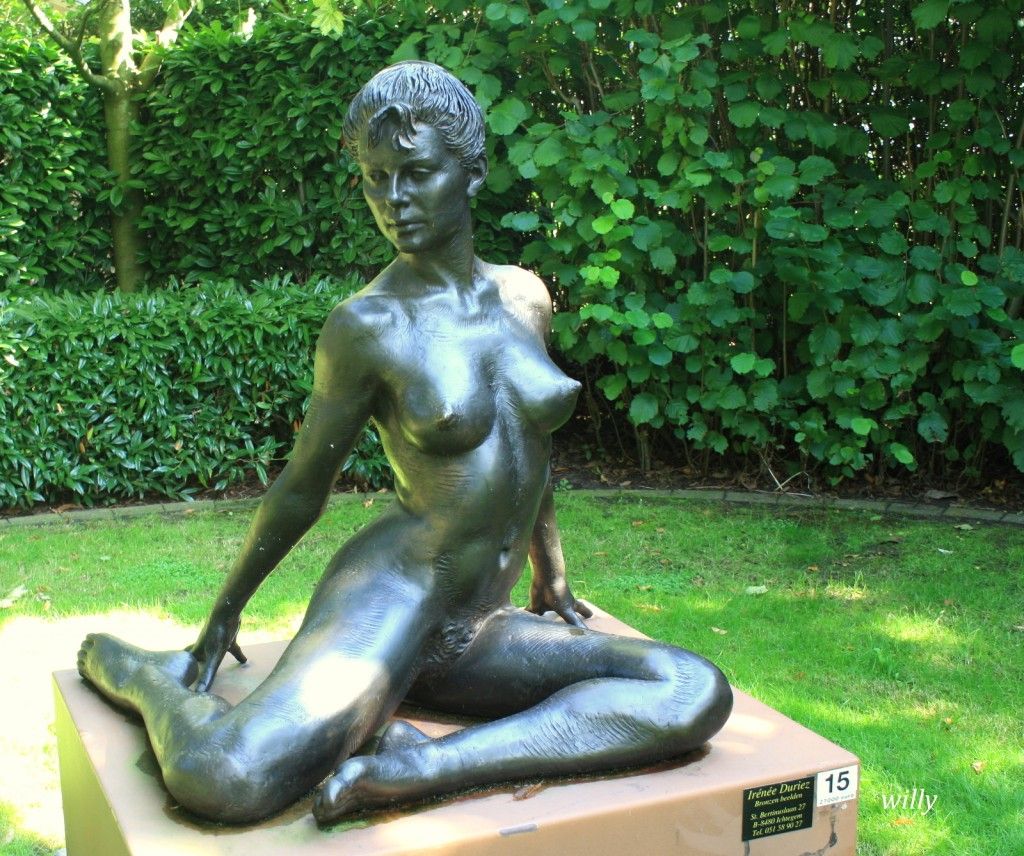 1024x856, 193 Kb / женщина, скульптура, кусты, зелень