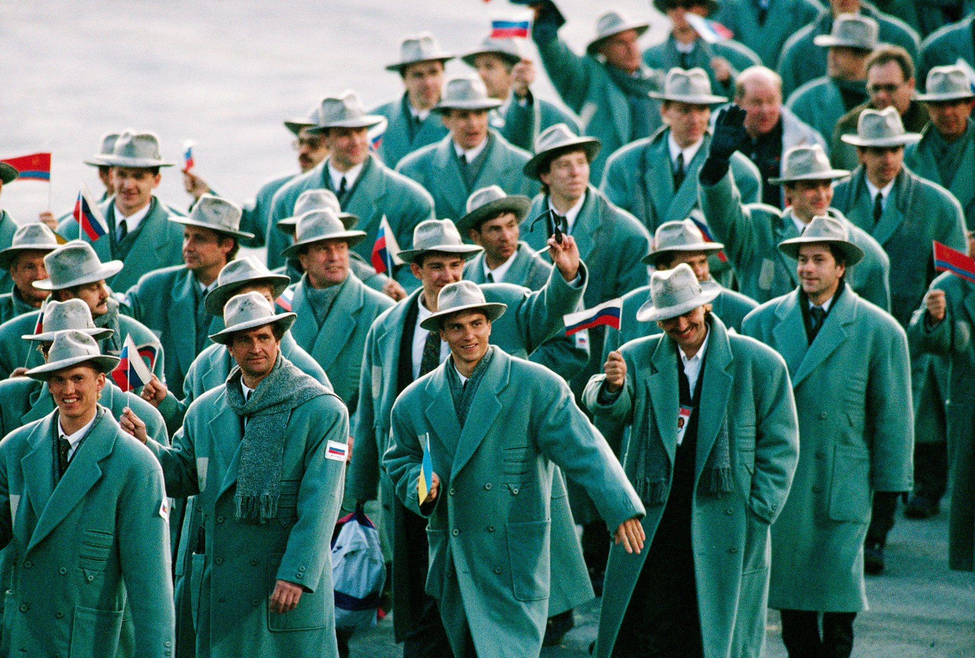 1920x1296, 629 Kb / Российская сборная, Олимпийские игры, Альбервиль, шляпа, пальто, шарф, флаг