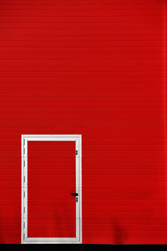 681x1024, 85 Kb / дверь, ворота, красный