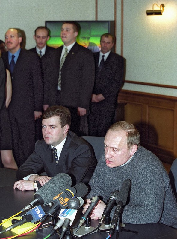 591x800, 140 Kb / президент, Путин, Медведев, микрофон, пресс-конференция