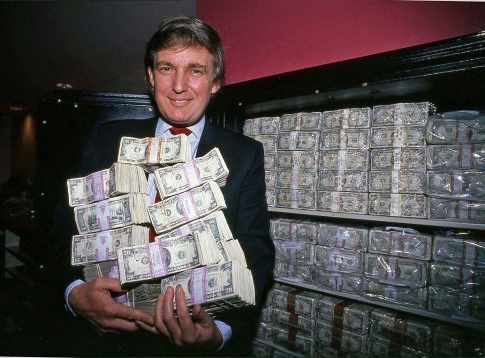 960x708, 119 Kb / Дональд Трамп, деньги, пачки, купюры, доллары