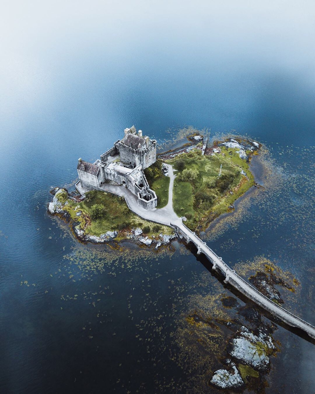 1080x1349, 213 Kb / остров, замок, туман, мост, озеро