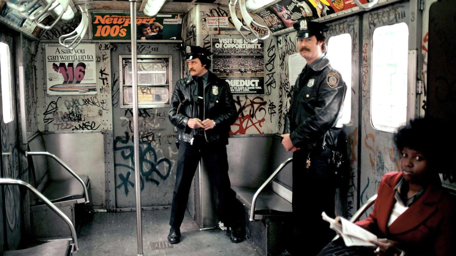 1536x864, 266 Kb / полиция, патруль, метро, граффити, фуражка, негр, Нью–Йорк, сша