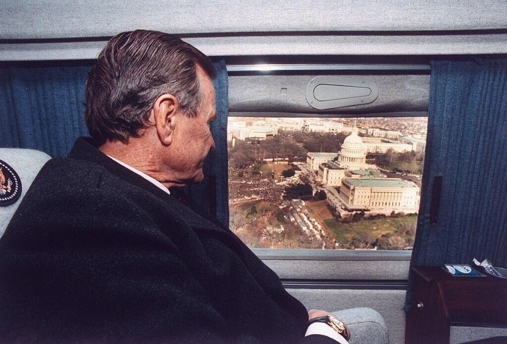 1024x695, 146 Kb / вертолет, окно, сша, Джордж Буш, Капитолий, президент