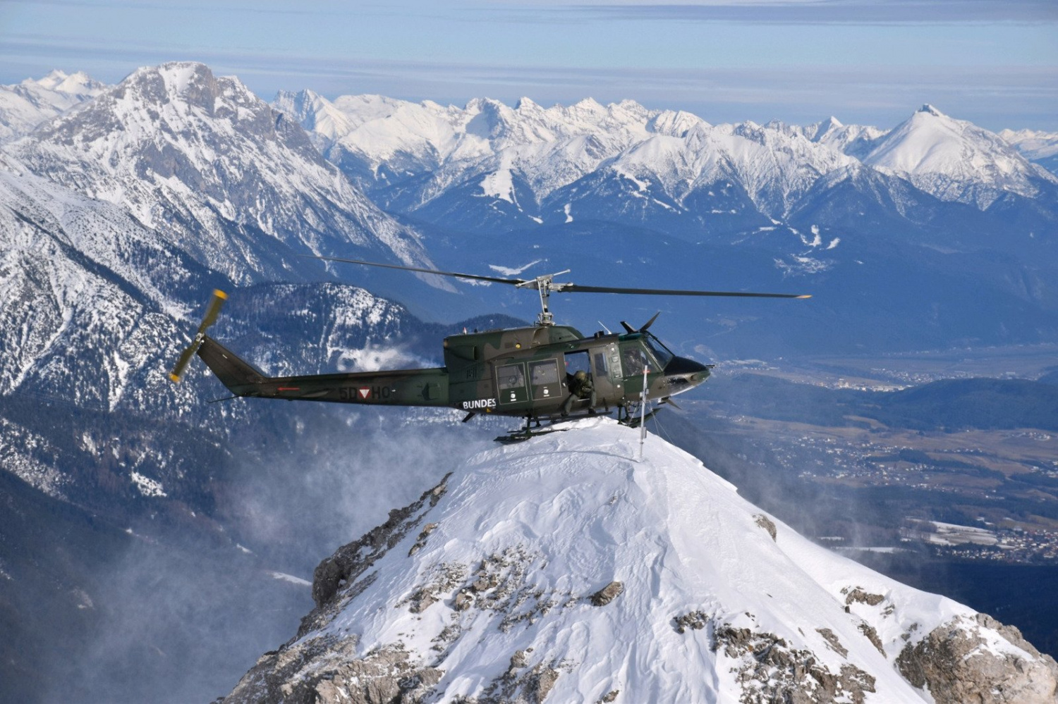 Вертолет на Эльбрусе